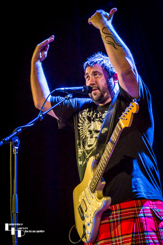 Alan Nimmo on guitar
