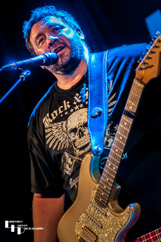 Alan Nimmo on vocals