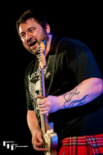 Alan Nimmo on guitar