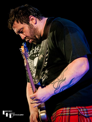 Alan Nimmo on guitar