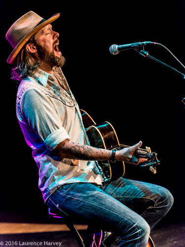 Support act Mike Ross on vocals & guitar