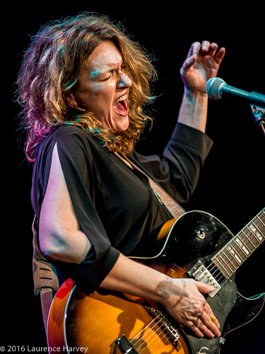 Lisa Mills on vocals & guitar