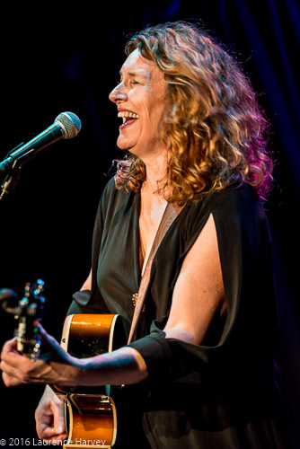 Lisa Mills on vocals & guitar