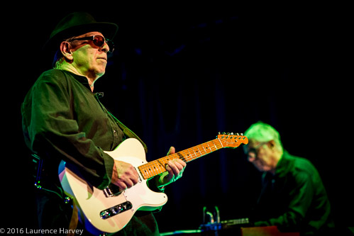 Derik Timms on guitar & vocals