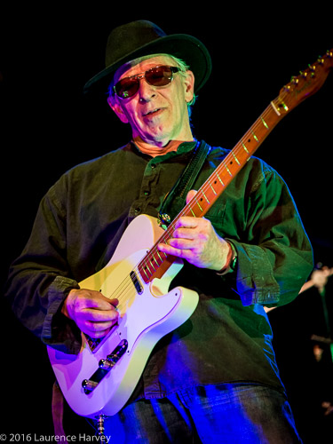 Derik Timms on guitar & vocals
