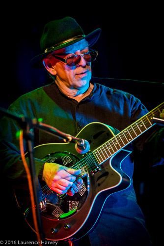 Derik Timms on guitar & vocals