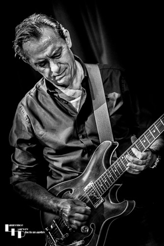 Loz Netto on guitar