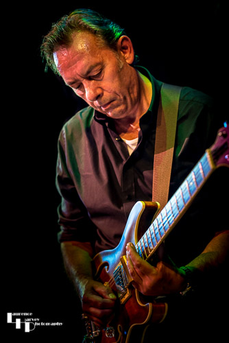 Loz Netto on guitar