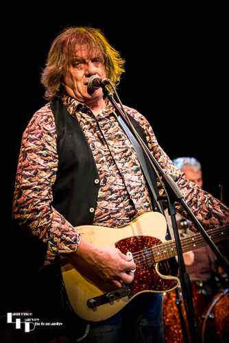 Bill Mead on guitar and lead vocals