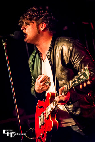 JD Simo on guitar & vocals