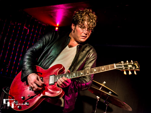 JD Simo on guitar & vocals