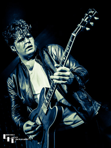 JD Simo on guitar & vocals