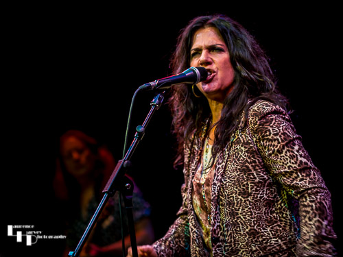 Sari Schorr on vocals