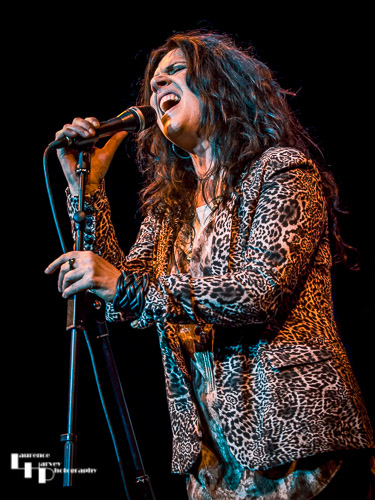 Sari Schorr on vocals