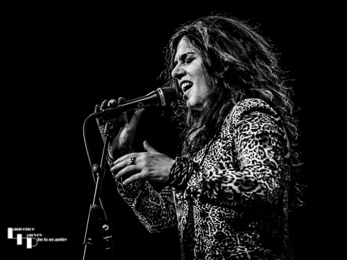 Sari Schorr on vocals