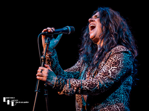 Sari Schorr on vocals