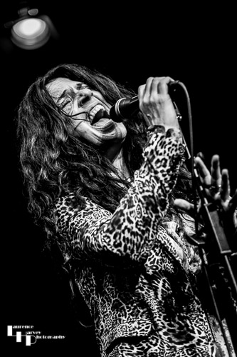 Sari Schorr on vocals