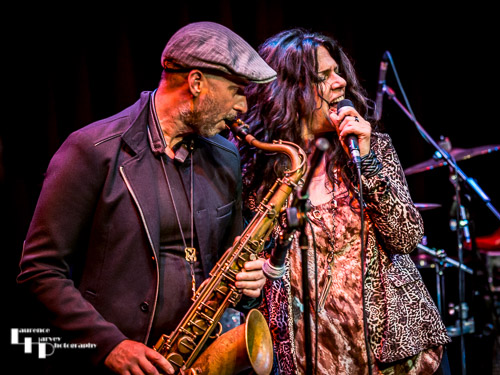 Sari Schorr on vocals with guest saxophonist, Rob