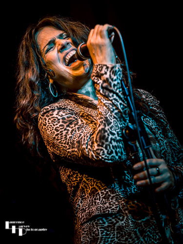 Sari Schorr on vocals