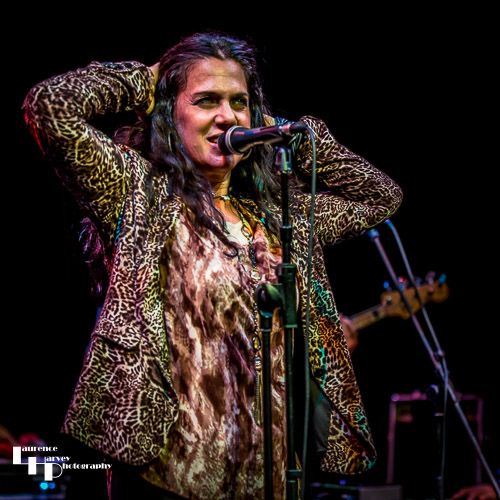 Sari Schorr on vocals