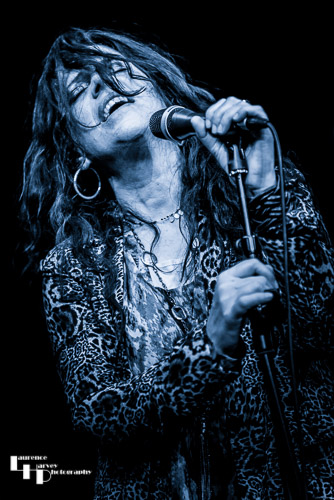Sari Schorr on vocals