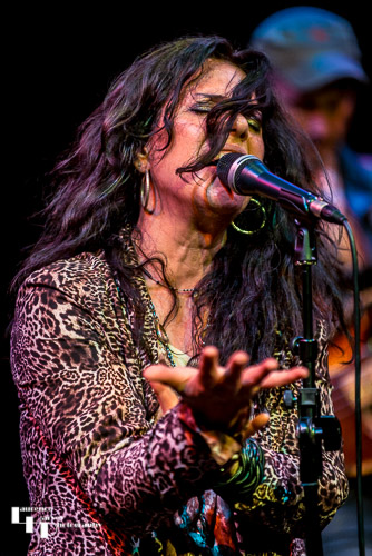 Sari Schorr on vocals