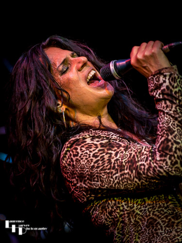 Sari Schorr on vocals
