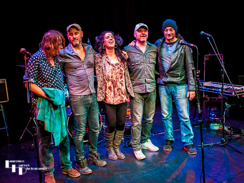 Sari Schorr & The Engine Room taking their final bows at The Old Town Hall Arts Centre