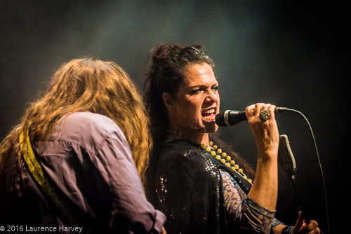Sari Schorr on vocals & Innes Sibun on guitar