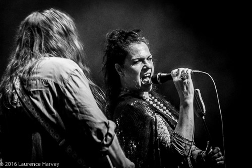 Sari Schorr on vocals & Innes Sibun on guitar