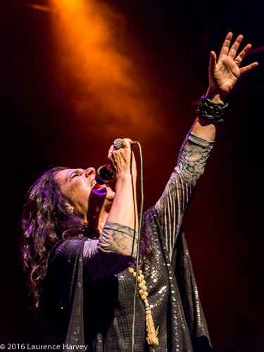 Sari Schorr on vocals