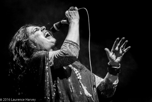 Sari Schorr on vocals