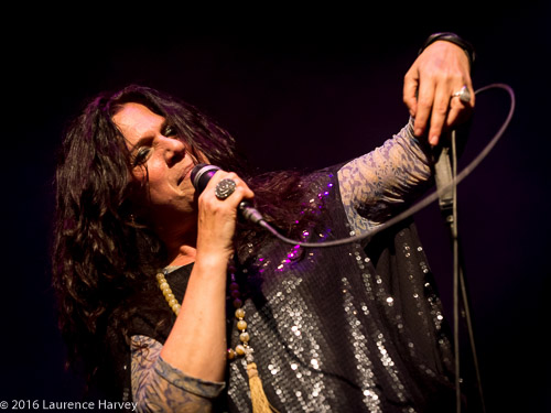 Sari Schorr on vocals