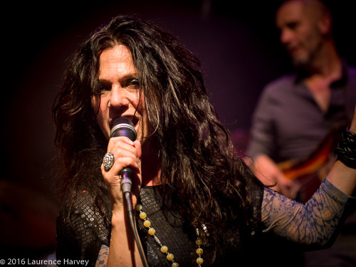 Sari Schorr on vocals
