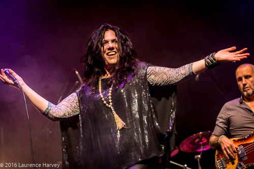 Sari Schorr on vocals