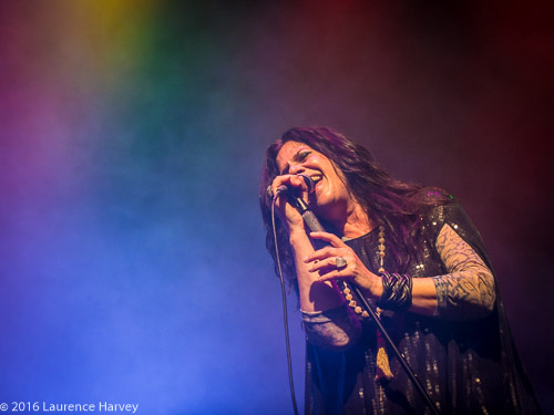 Sari Schorr on vocals