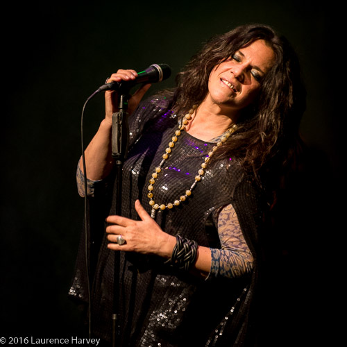 Sari Schorr on vocals