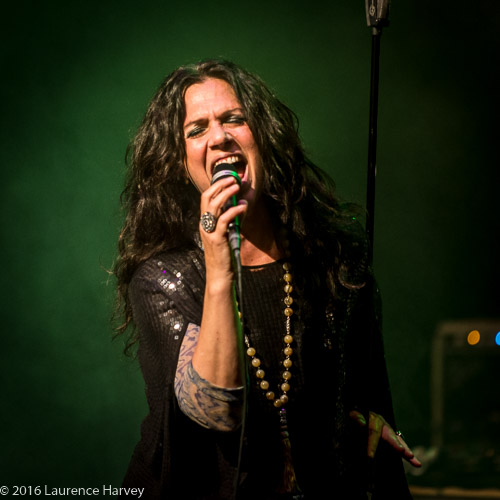 Sari Schorr on vocals