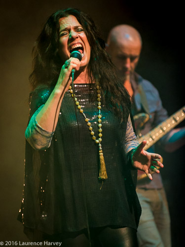 Sari Schorr on vocals