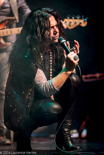 Sari Schorr on vocals