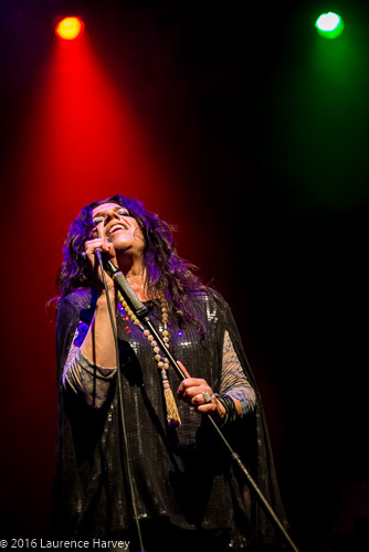 Sari Schorr on vocals