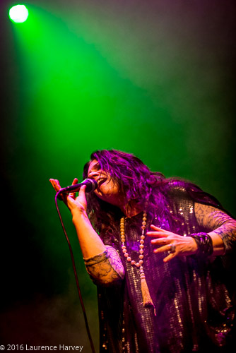 Sari Schorr on vocals