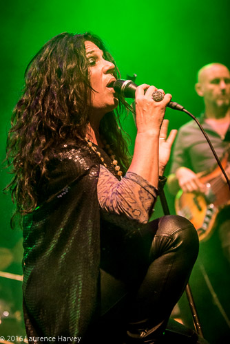 Sari Schorr on vocals