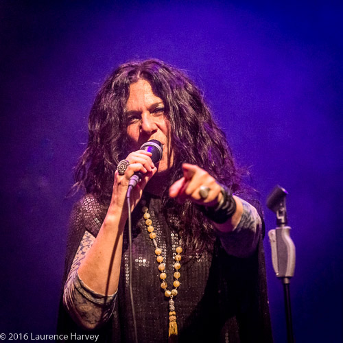 Sari Schorr on vocals
