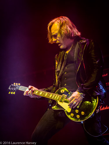 Luke Morley on guitar