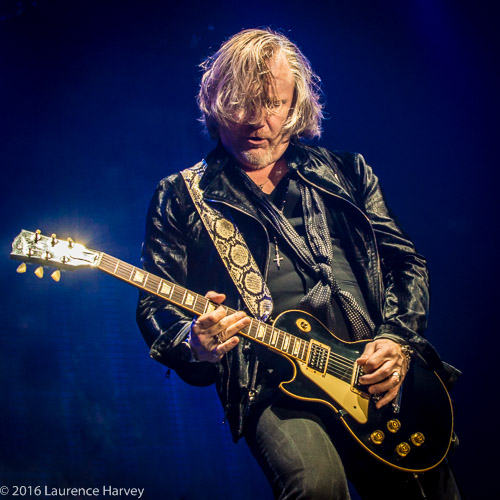 Luke Morley on guitar
