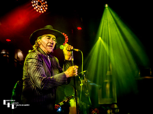 Fee Waybill on vocals