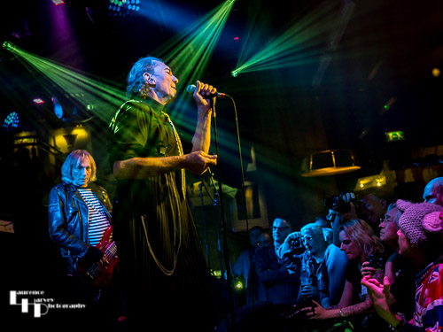 Fee Waybill on vocals