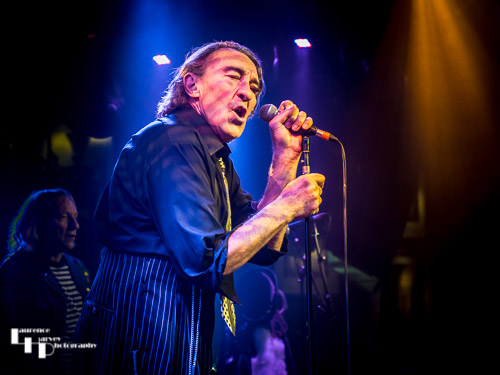 Fee Waybill on vocals
