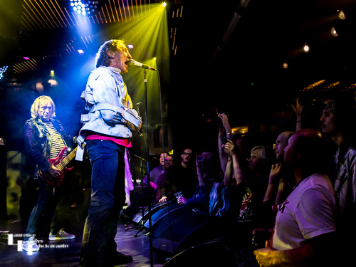 Fee Waybill on vocals